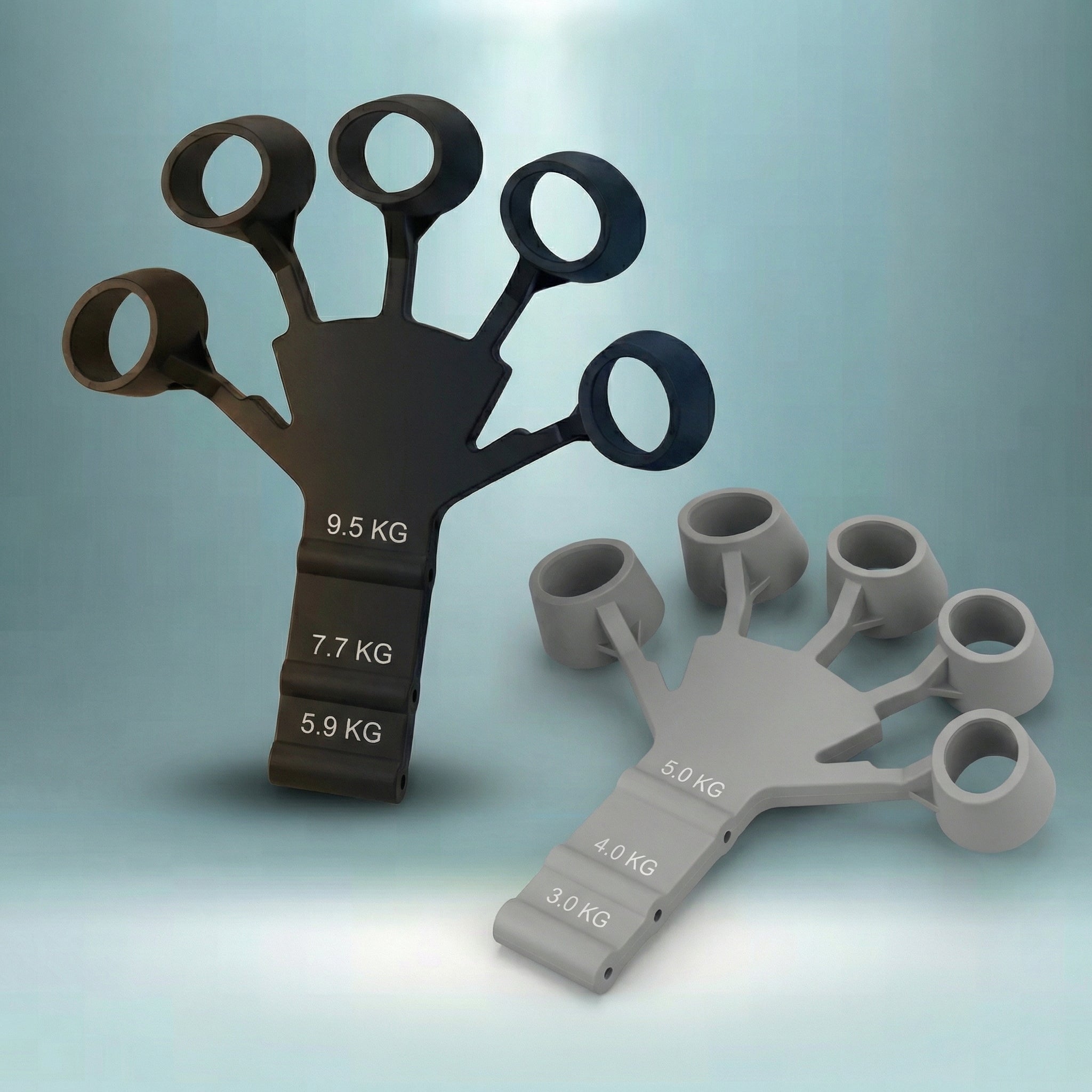 Direkter Vergleich der Gyrova ProGrip Fingertrainer: Das schwarze Modell (bis 9,5 kg) und das graue Modell (bis 5,0 kg) für ein vielseitiges Training der Fingerkraft.