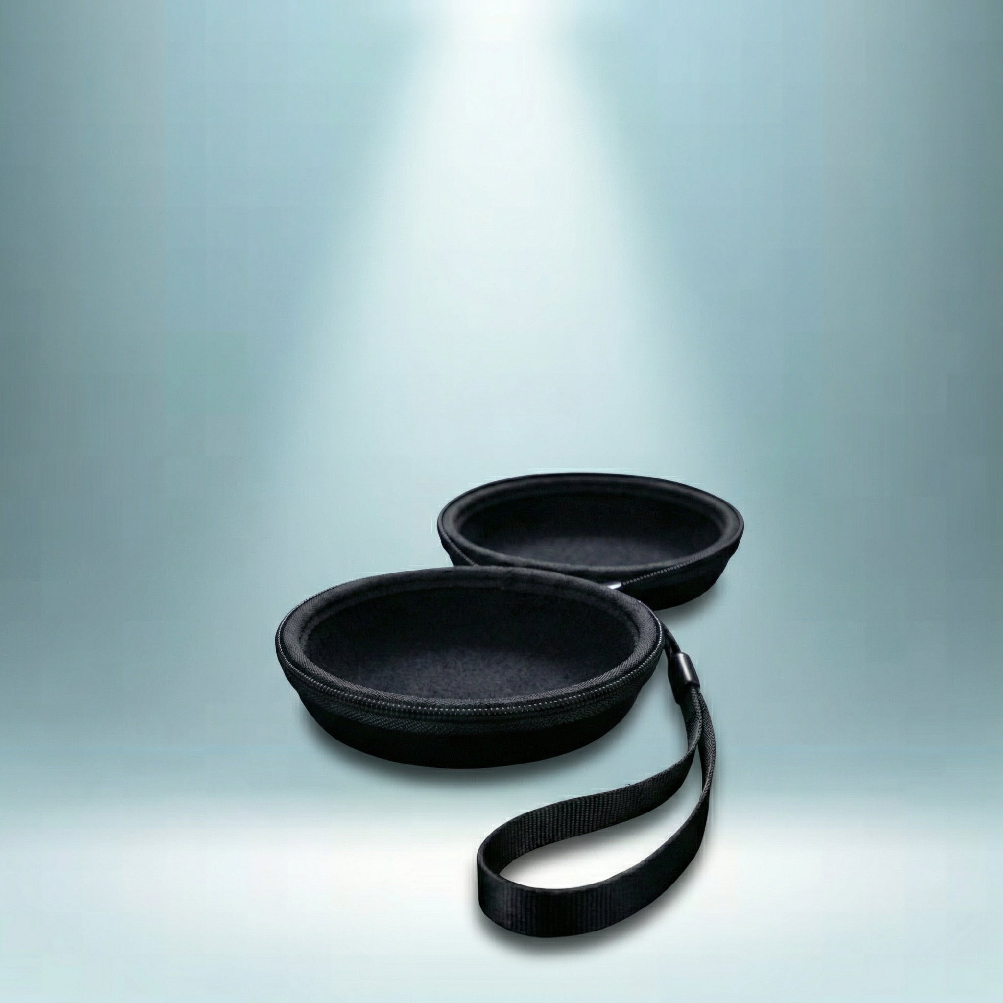 Die geöffnete Gyrova SafeCase™ Schutzhülle zeigt das weiche, schützende Innenfutter für den kratzfesten Transport deines Gyroballs.